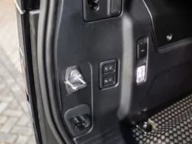 Land Rover Defender 110 2.0 P300e 110 Dynamic Edition thumbnail 32