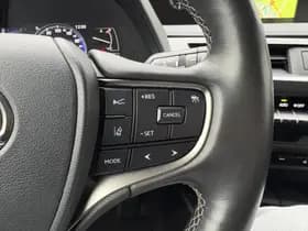 Lexus UX thumbnail 12