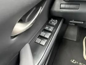Lexus UX thumbnail 30