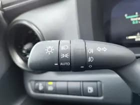 Toyota C-HR thumbnail 12