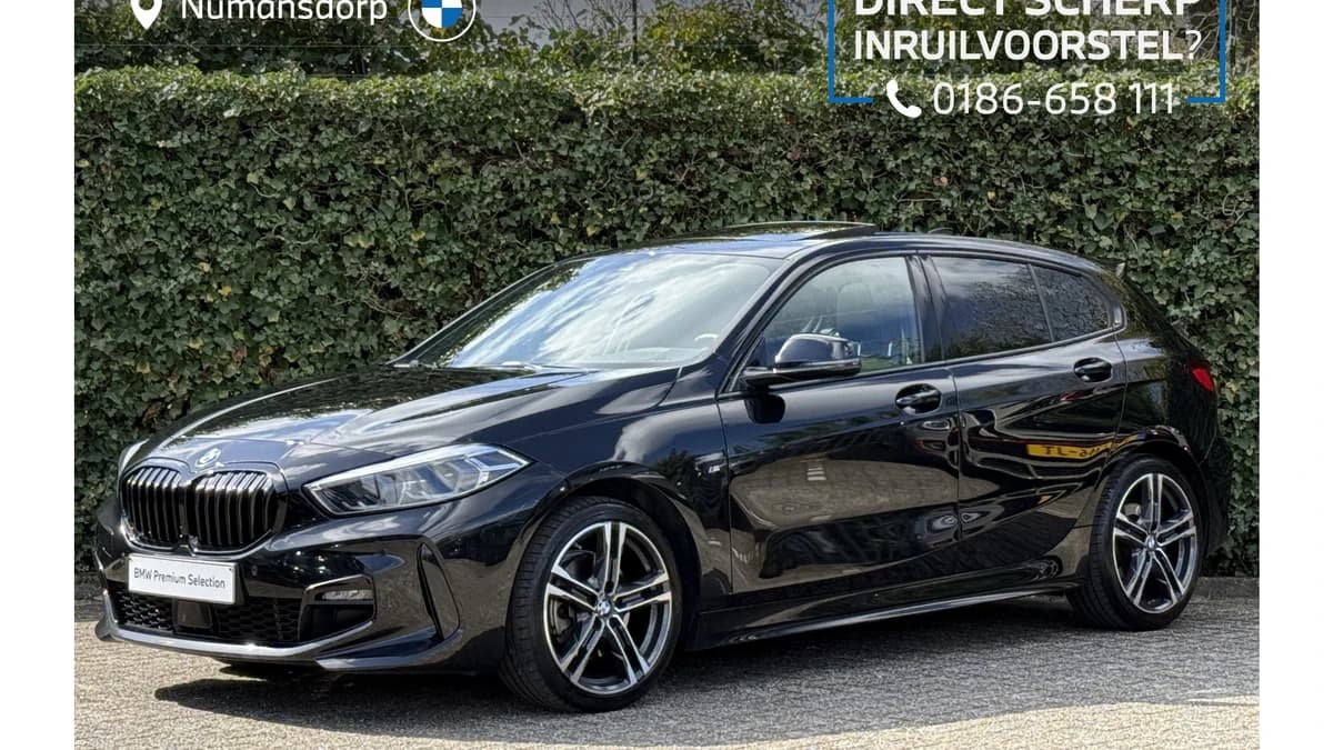 BMW 1 Serie 118i | M-Sport | Panorama | 18'' | Stuur + Stoelverw. | Camera | Comfort Access — foto 1