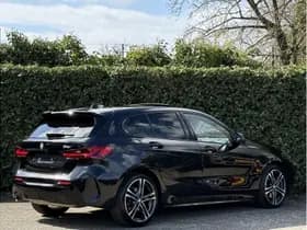 BMW 1 Serie 118i | M-Sport | Panorama | 18'' | Stuur + Stoelverw. | Camera | Comfort Access thumbnail 2