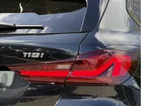 BMW 1 Serie 118i | M-Sport | Panorama | 18'' | Stuur + Stoelverw. | Camera | Comfort Access thumbnail 3