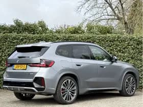 BMW X1 xDrive25e | Frozen Pure Grey | M-Sport Pro | 20'' | Panorama | Harman/Kardon | Driv. Ass. Prof. | Stuur + Stoelverw. | Elek. Trekhaak thumbnail 2