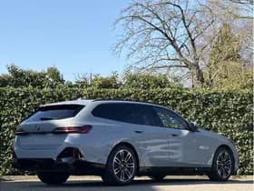 BMW 5 Serie Touring 550e xDrive | M-Sport Pro | Panorama | Driv. Ass. Prof. | Harman/Kardon | Elek. Trekhaak thumbnail 3