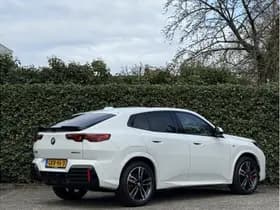 BMW IX2 eDrive20 | M-Sport Pro | 19'' | Panorama | Driv. Ass. Prof. | Head-Up | Stoelverw. | Getint Glas | Comfort Access thumbnail 2