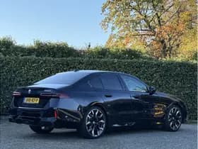 BMW 5 Serie 530e M Sport Pro | 21" | CoPilot | Panorama | Harmen/Kardon | Elek. Trekhaak | Stuurverw. + Stoelverw. Voor/Achter thumbnail 3