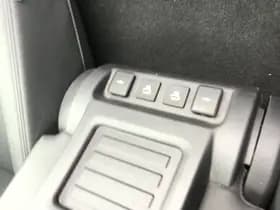 Land Rover Defender thumbnail 15