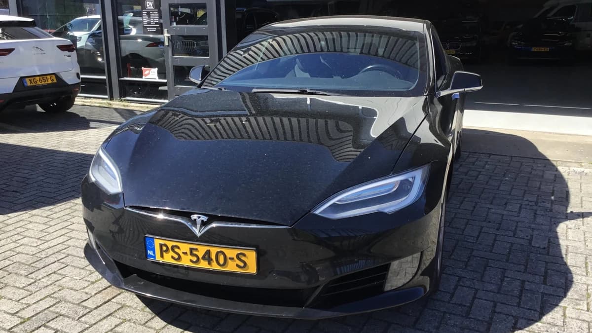 Tesla Model S — foto 1