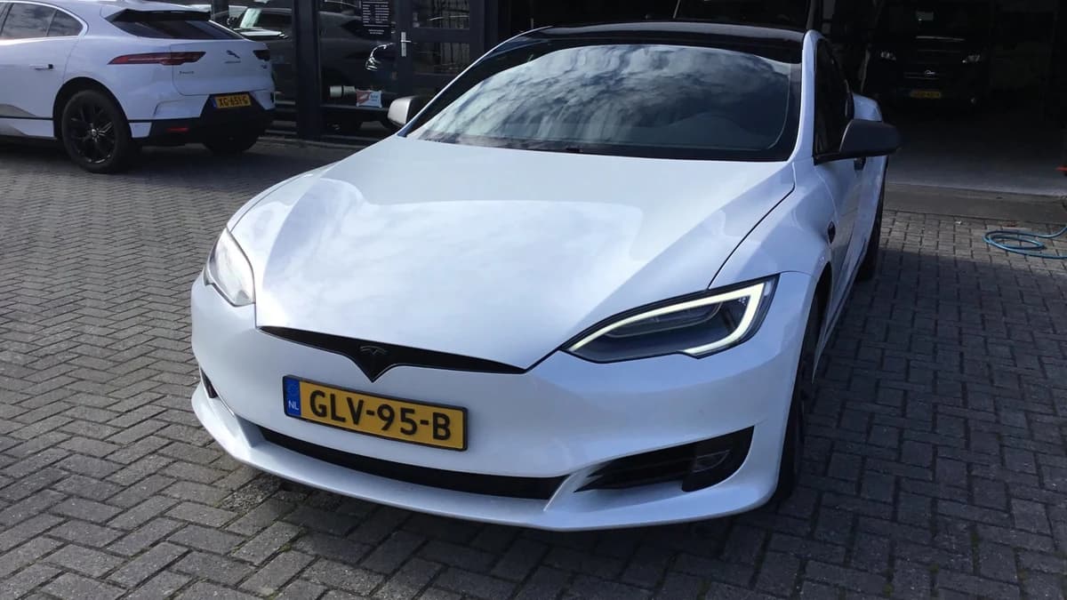 Tesla Model S — foto 1