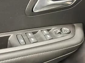 Peugeot E-208 EV Allure Pack 50 kWh thumbnail 17