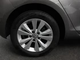 Volkswagen Golf thumbnail 2