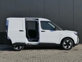 Ford E-Transit Courier thumbnail 3