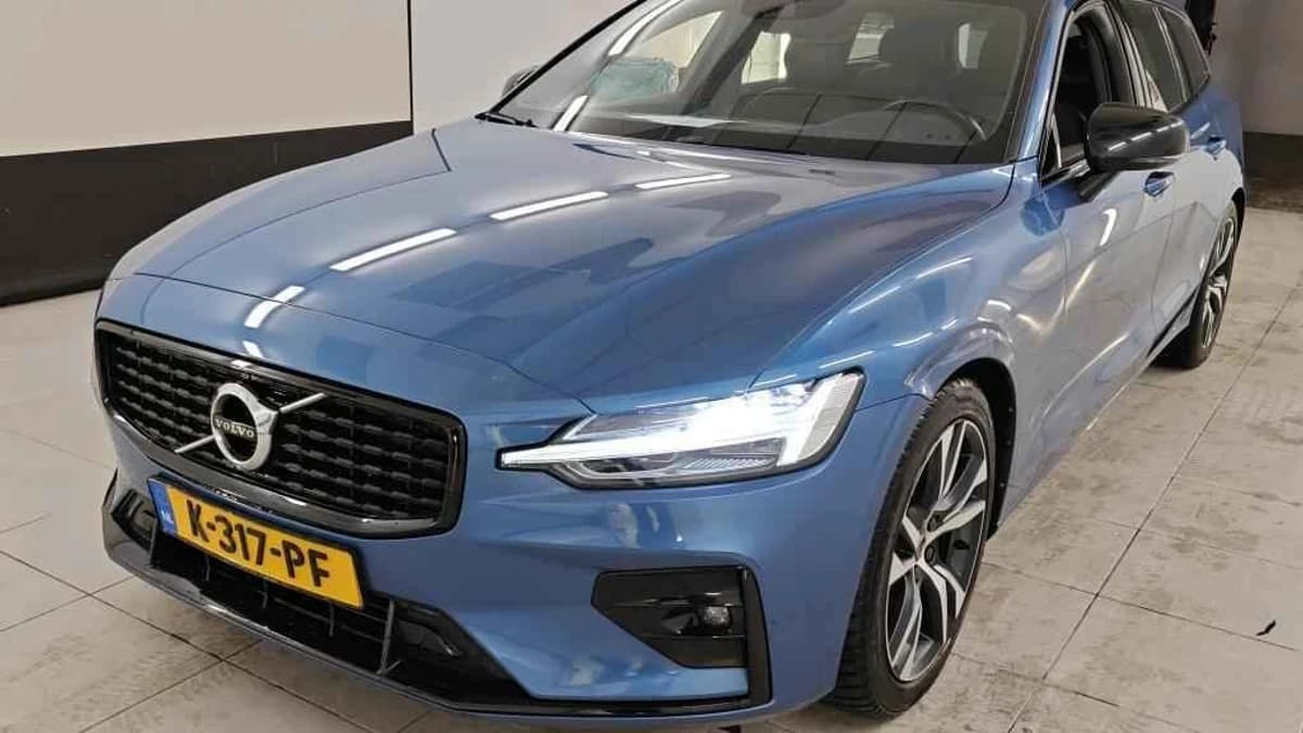 Volvo V60 2.0 B3 R-Design — foto 1