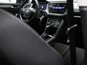 Volkswagen T-Roc thumbnail 11