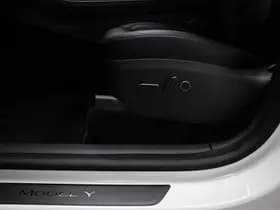 Tesla Model Y thumbnail 31