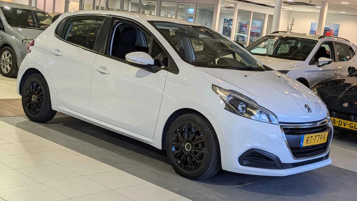 Peugeot 208 — foto 1