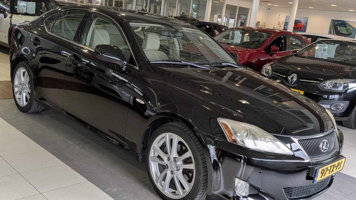 Lexus IS — foto 1