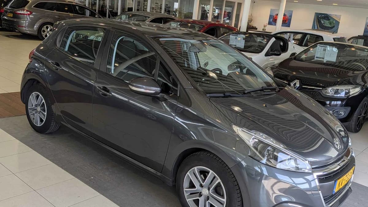Peugeot 208 — foto 1
