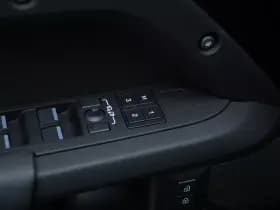 Land Rover Defender thumbnail 12