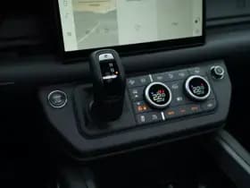Land Rover Defender thumbnail 9