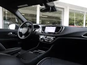 Chrysler Pacifica thumbnail 2