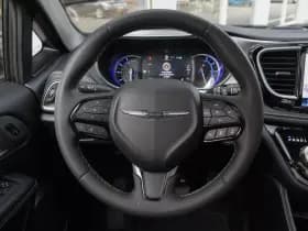 Chrysler Pacifica thumbnail 3