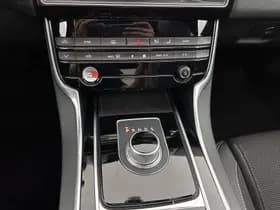 Jaguar XE thumbnail 17