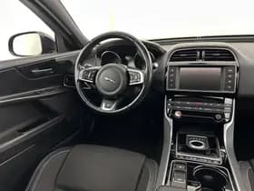 Jaguar XE thumbnail 8