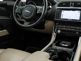 Jaguar Xe thumbnail 8