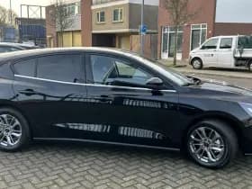 Ford Focus 1.0 EcoBoost Hybrid Titanium | SYNC 4 | CarPlay | Privacy Glass thumbnail 3