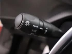 Peugeot 2008 1.2 Hybride 145 Allure | 360 Camera | Luxe thumbnail 17