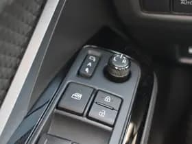 Toyota C-HR thumbnail 9