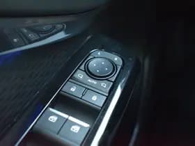 Toyota Urban Cruiser Executive 61 kWh Automaat 174pk thumbnail 8