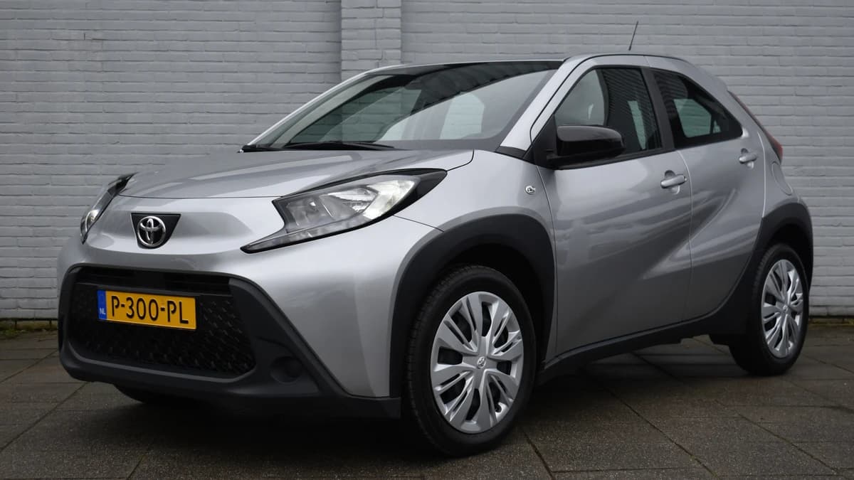 Toyota Aygo X 1.0 VVT-i S-CVT Play Automaat 72pk — foto 1