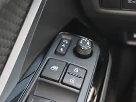 Toyota C-HR thumbnail 9