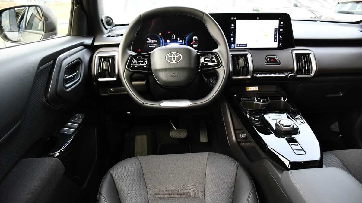 Toyota Urban Cruiser Executive 61 kWh Automaat 174pk — foto 1