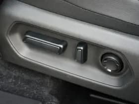 Toyota Urban Cruiser Executive 61 kWh Automaat 174pk thumbnail 3