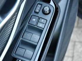 Toyota C-HR thumbnail 9