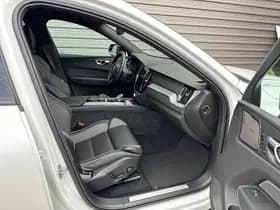 Volvo XC60 T6 350 PK Plug-in hybrid AWD Ultra Dark / 360 camera/ Luchtvering / Black Sheep pakket / thumbnail 14