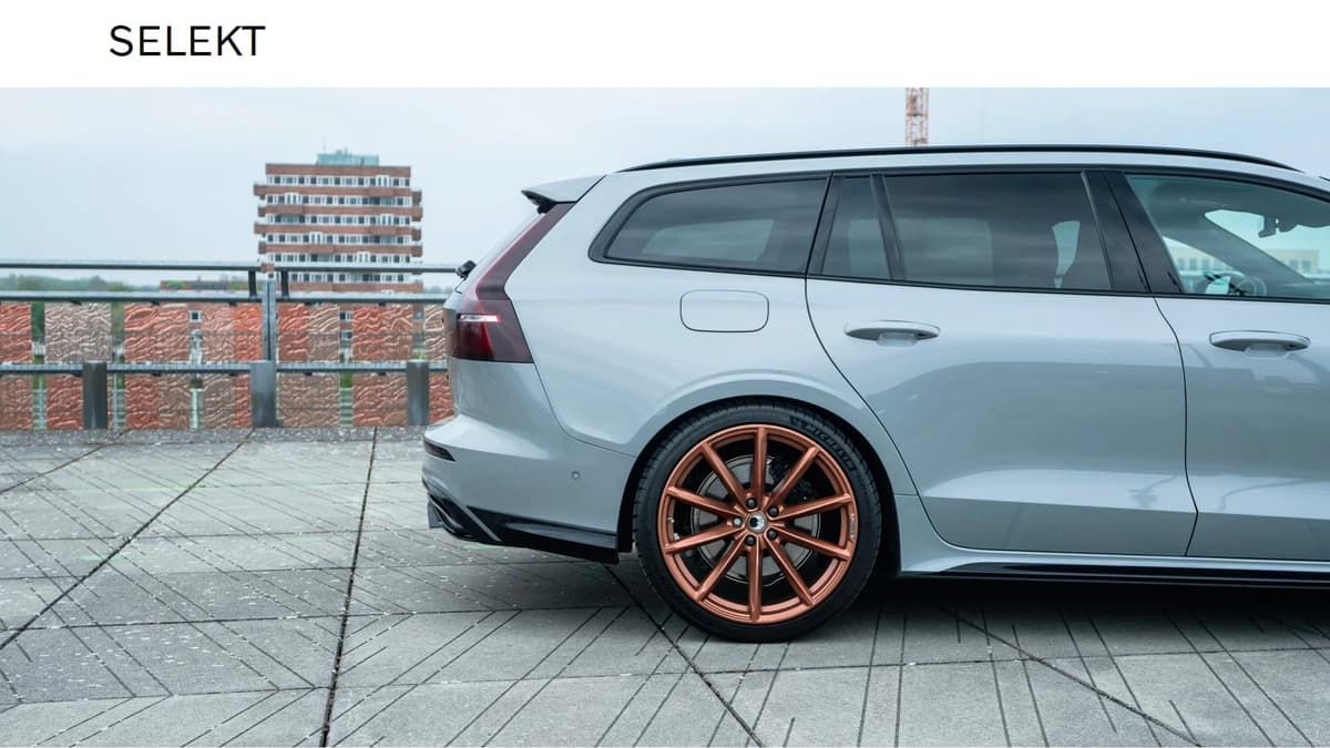 Volvo V60 T6 Plug-in hybrid AWD Plus Dark / Custom made Black Sheep uitvoering / 20" Heico matt Bronze / Heico verlaagd / Geventileerd Amber Leder / — foto 1