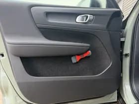 Volvo XC40 Single Motor Plus 69 kWh / Stoel- en stuurverwarming / Achteruitrijcamera / Elektrische achterklep / thumbnail 18