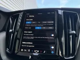 Volvo XC60 2.0 T6 Plug-in hybrid AWD Plus Dark / Panoramadak / elektr. stoelen met geheugen / trekhaak / thumbnail 29