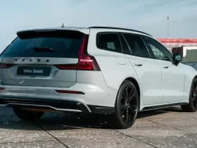 Volvo V60 2.0 T8 Plug-in hybrid AWD Plus Dark / Speciale samenstelling / 19" Velgen Black / B&W audio / Exterieur Styling Kit / thumbnail 2