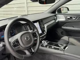 Volvo V60 2.0 T8 Plug-in hybrid AWD Plus Dark / Speciale samenstelling / 19" Velgen Black / B&W audio / Exterieur Styling Kit / thumbnail 13