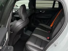 Volvo V60 2.0 T8 Plug-in hybrid AWD Plus Dark / Speciale samenstelling / 19" Velgen Black / B&W audio / Exterieur Styling Kit / thumbnail 14