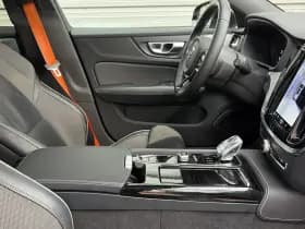 Volvo V60 2.0 T8 Plug-in hybrid AWD Plus Dark / Speciale samenstelling / 19" Velgen Black / B&W audio / Exterieur Styling Kit / thumbnail 19