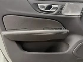 Volvo V60 2.0 T8 Plug-in hybrid AWD Plus Dark / Speciale samenstelling / 19" Velgen Black / B&W audio / Exterieur Styling Kit / thumbnail 20