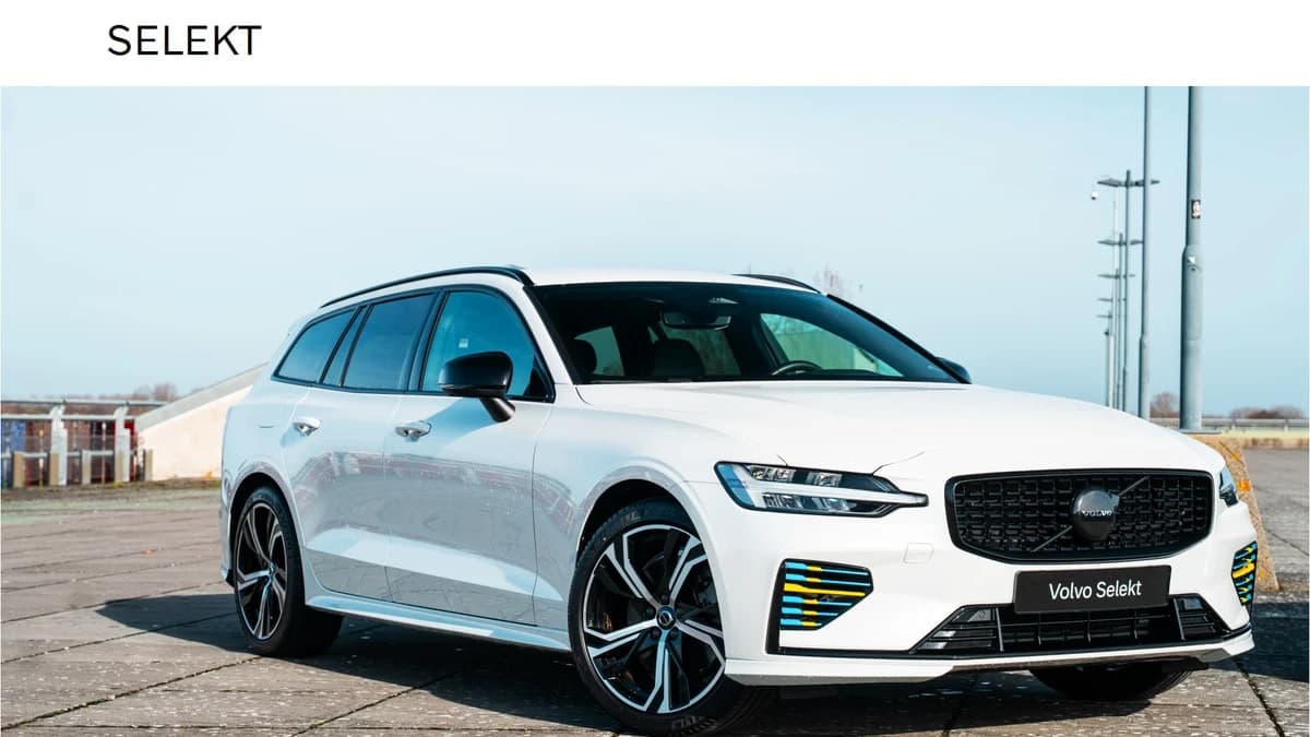 Volvo V60 T6 Plug-in hybrid AWD Plus Dark / I Love Sweden uitvoering / Exterieur Styling kit / 19" Velgen / Sport stoelen / — foto 1
