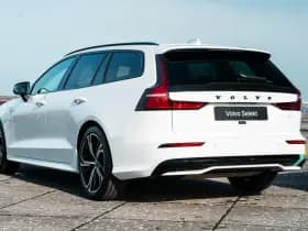 Volvo V60 T6 Plug-in hybrid AWD Plus Dark / I Love Sweden uitvoering / Exterieur Styling kit / 19" Velgen / Sport stoelen / thumbnail 2